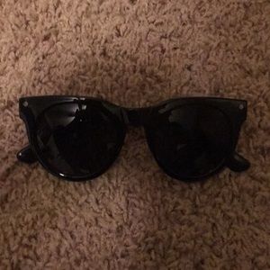 Black round H&M sunglasses